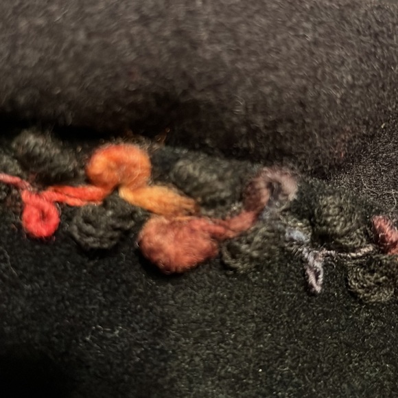 Hoodlums black wool beret with floral yarn edging - Picture 5 of 7